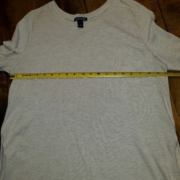 Rounded Bottom Long Sleeve Oatmeal Colored Top with Split Sides Large - Picture 9 of 10